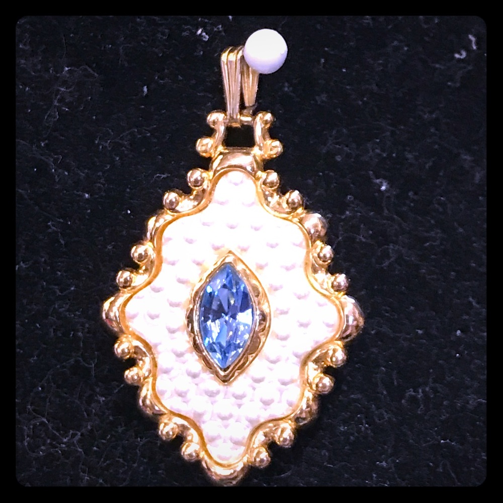 Gold setting cream and blue 💎 Charm.